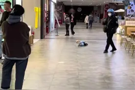 萌娃趴地上“撒泼打滚”宝妈淡定等待，网友调侃：谁也别惯着谁图片