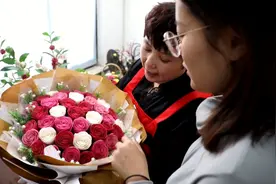 火遍全网的煎饼花如何制作 徐大姐手把手教你煎饼摊出“致富花”图片