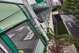 上海延安高架多了些设备板？是太阳能光伏板，可用来发电图片