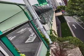 上海延安高架多了些设备板？是太阳能光伏板，可用来发电图片