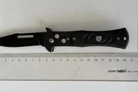 私家车内发现管制刀具 民警提醒这种行为已违法图片