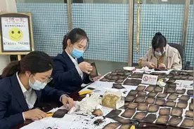 耄耋老人家中发生火灾 2万元现金烧成焦炭｜​景宁农商行员工细心拯救“火烧币”为老人挽回损失19900元图片