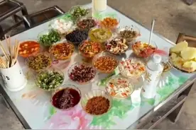 女子云南旅游惊呆了：吃烤洋芋竟然要配超20种蘸料图片