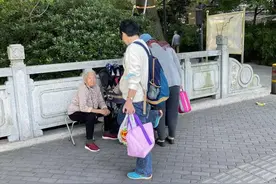 84岁河南大娘杭州街头支起卖鞋垫小摊，网友：“临行密密缝”的感觉好难得图片