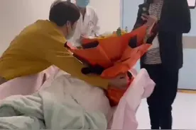 儿媳生第三胎出手术室时，公婆一路小跑献花亲吻图片