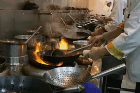 铁锅分“生铁”和“熟铁”，区别竟这么大！没搞懂别买，炒菜不好用还难吃图片