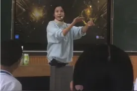 英语老师课上表演“火把变玫瑰”走红网络：用魔术来导入，为激发学生兴趣图片