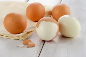 煮熟的鸡蛋，蛋黄发绿是咋回事？图片