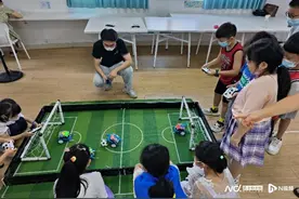 智能车足球赛、超声波夹娃娃……在图书馆过把“科技创客瘾”图片