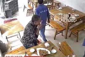 仨男子餐馆吃饭没给钱就走了，3小时后回来补还图片
