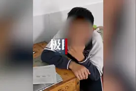 男生物理首次及格老师握手表扬：师生都很激动，全班掌声鼓励图片