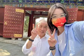 快评丨女孩辞职带84岁爷爷游中国，陪伴长辈不是“将来式”图片