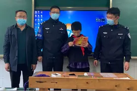 小学生捡到受伤夜鹭：系国家二级保护动物，民警为他颁发“小卫士”奖状图片