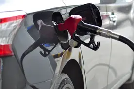 国内成品油价再上调 加满一箱油多花7.5元图片