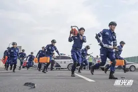 聚焦民间公益救援《追光者》导演张彤：以真实呈现人间大爱图片