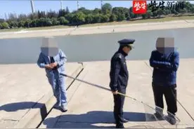 通江河里“辛苦”钓出三条黑鱼，执法部门勒令当场放生图片