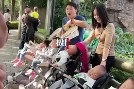三胞胎男孩偶遇三胞胎女孩，家长：像是开了幼儿园图片