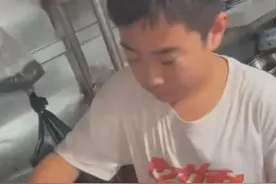 山东12岁男孩酷爱炒菜动作老练走红 母亲：家常菜基本都会图片