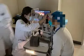 女子眼睛里挑出2厘米蠕动活虫 医生：摸猫狗后请注意手卫生图片