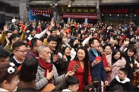 成都宽窄巷子“快闪”大合唱《我和我的祖国》抒发爱国心 |“奋进新时代”主题成就展图片