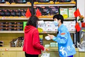 党的二十大代表王亚芬与顾客、同事交流——未来的日子会更好，我们一起加油图片