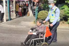 暖心！交警护送“轮椅老人”过马路图片