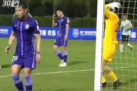 30秒｜中超天津后卫爆射自摆乌龙，队友目瞪口呆惊出表情包图片