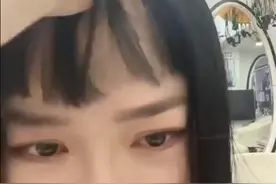 女子刘海被理发店剪坏大哭报警，店家别搬起石头砸自己的脚图片