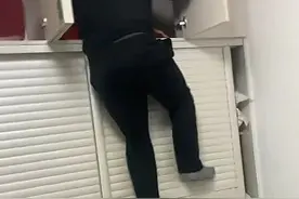 爸爸和女儿玩躲猫猫藏衣柜顶层，腰都闪了，网友：一生要强的男人图片