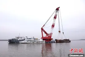 长江中游历史沉船“二航9566”顺利打捞出水图片