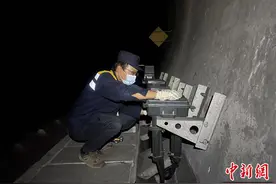 世界高海拔第一长隧道中的火车“守灯人”图片