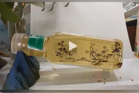 大二学生在饮料瓶上作山水画，火上了热榜！网友：感觉没点文化都不能喝了图片