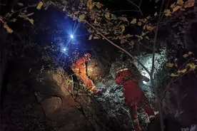老人上山砍柴迷路，消防员山间听声寻人图片