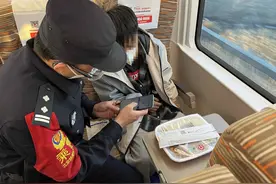 18岁男生瞒着家人外出打工露宿街头，警方接力助其与家人团聚图片