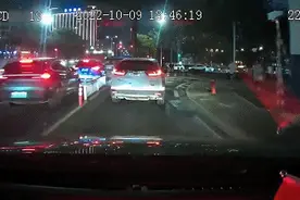 男子斑马线停车礼让，却被后车催促、逼停辱骂！结果来了图片