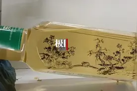 饮料瓶身写字作画爆火，网友：没点文化都不能喝东方树叶了图片