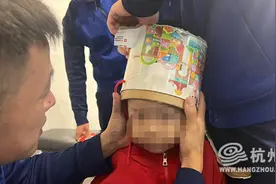 萌娃一脸无辜地走进消防站 头上还顶着别致的“皇冠”图片