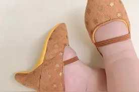 给婴幼儿穿上高跟鞋？家长们为给娃拍照，拼过头了图片
