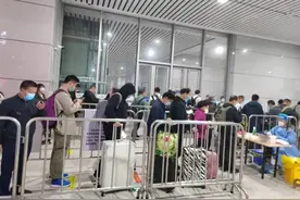 潍坊去往多地火车票紧俏，部分车次余票只剩个位数图片