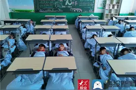 教室里也能午休！惠民县淄角镇购置新型桌椅让学生午睡无忧图片