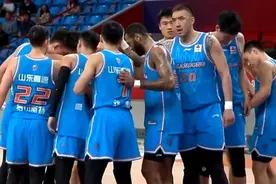 中锋对决陶汉林完胜王哲林，山东高速男篮送给李春江五连败图片