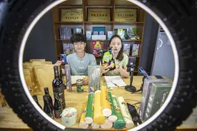 双语新闻播报（November 2）图片