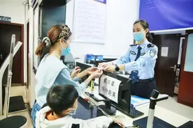 重庆警方“跨省通办”范围再扩大 群众首次申领身份证不用再回户籍地图片