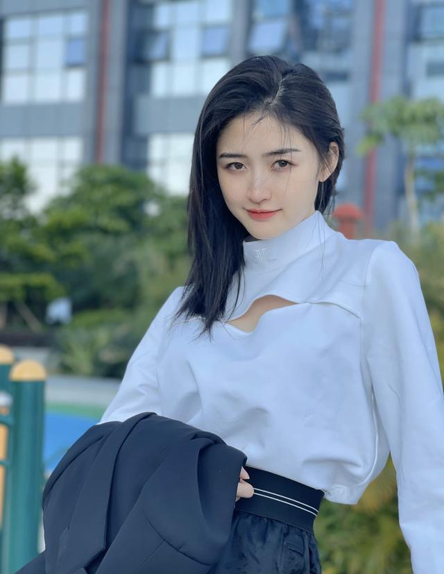 三师姐余帘扮演者（胆小内向的梁格格康可人）