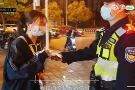 武汉一女子一年内3次忘拔钥匙均被民警送回，为表感激替小电驴给派出所送锦旗图片