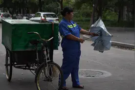 环卫工6年捡180多把弃伞送路人：希望能帮到更多人图片