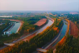 聊城东阿县：位山引黄干渠层林尽染“穿越”秋色之美图片