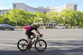 全国冠军：科学安全玩骑行，防护装备不可少图片