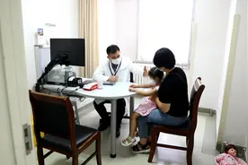 权威专访丨孩子发高烧，哪种退烧药安全又好用？图片