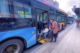 杭州一公交车改路线接送9岁轮椅女孩上下学 司机：接送女孩是一份责任图片